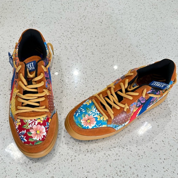 Shoe for men. Biti’s Hunter, colorful, with flowers. Vietnamese Brand - Picture 2 of 2